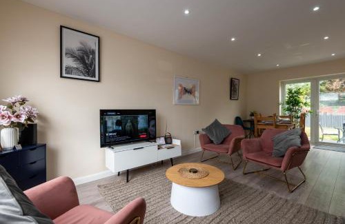 Brockworth House | pet friendly house by KBS StayHub Short Lets & Serviced Accommodation Brockworth with parking