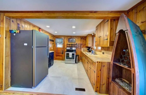 Paupack Cabin | Pet Friendly Lakefront Cabinn