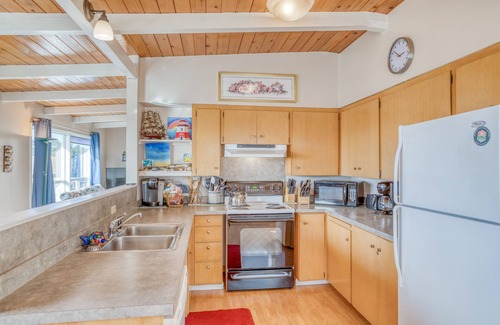 Roads End House | Pet Friendly Private Roads End Home One Block to the Beach!