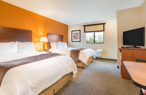 Wixom Hotel | Pet-Friendly Room w/Full Kitchen 1.4 Miles Away from Total Sports Complex