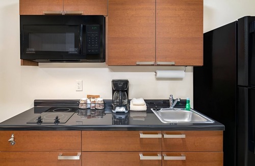 Berwick Hotel | Pet-Friendly Stay w/Full Kitchen Near Cascade Falls & Iowa State Fairgrounds