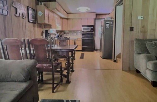 Brookville House | Pet Friendly | Wi-Fi | Firepit | TV