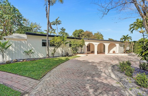 Ives Estates Apartment | Petite Houze W/WI-FI and Parking
