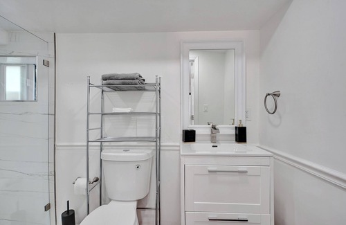 Ives Estates Apartment | Petite Houze W/WI-FI and Parking