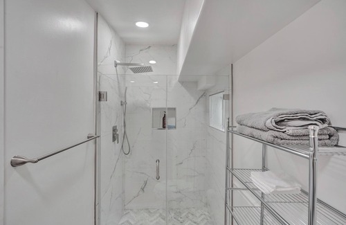 Ives Estates Apartment | Petite Houze W/WI-FI and Parking