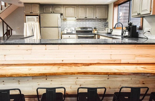 Mount Jackson Ski Chalet | Pets? YES! 🐕 Resort Passes ★ Hot Tub ★ Sauna ★ Fast Wi-Fi ★ King Beds ★ Views