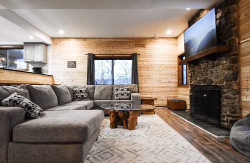 Mount Jackson Ski Chalet | Pets? YES! 🐕 Resort Passes ★ Hot Tub ★ Sauna ★ Fast Wi-Fi ★ King Beds ★ Views