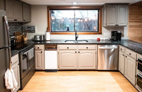 Mount Jackson Ski Chalet | Pets? YES! 🐕 Resort Passes ★ Hot Tub ★ Sauna ★ Fast Wi-Fi ★ King Beds ★ Views