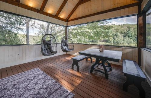 New Albany House | Petting Zoo Barn and Pond Access New Albany Retreat