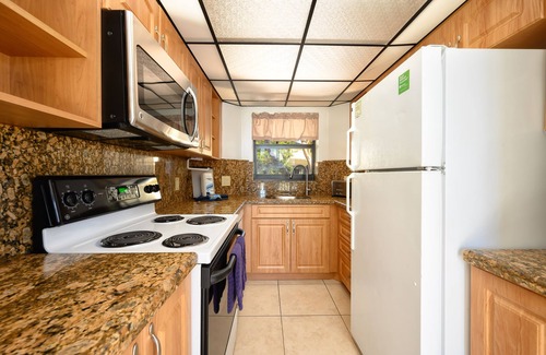 Marathon Villa | PF Pool Beach Kitchen Sleep 6, Hot Tub W&D Marina WiFi Parking