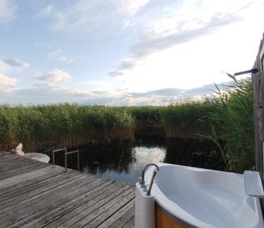 Rust House | Pfahlbau Sunset I Toplage Elektroboot inklusive