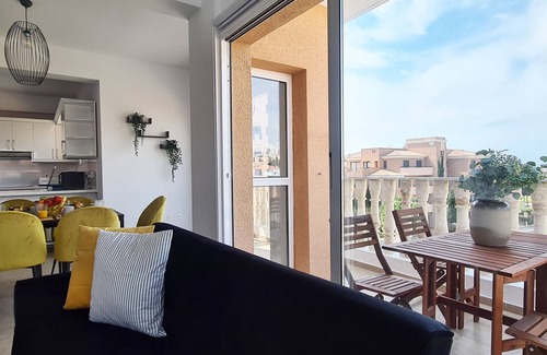 Universal Apartment | Phaedrus Living: Cityview Luxury Flat Walnut Grove 304