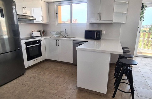 Universal Apartment | Phaedrus Living: Cityview Luxury Flat Walnut Grove 304