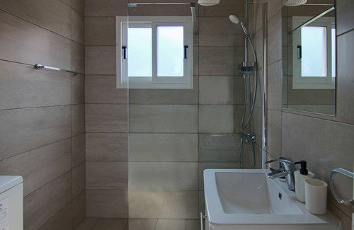 Universal Apartment | Phaedrus Living: Cityview Luxury Flat Walnut Grove 304