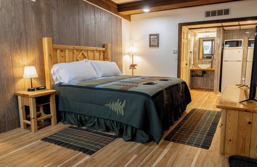 Phelps Hotel | Phelps Lakeview Lodge King Room #2 - Pet Friendly