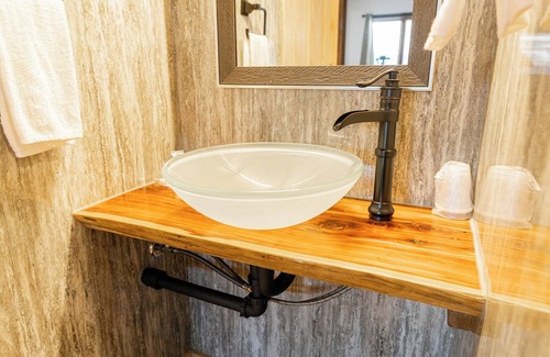Phelps Hotel | Phelps Lakeview Lodge King Room #2 - Pet Friendly