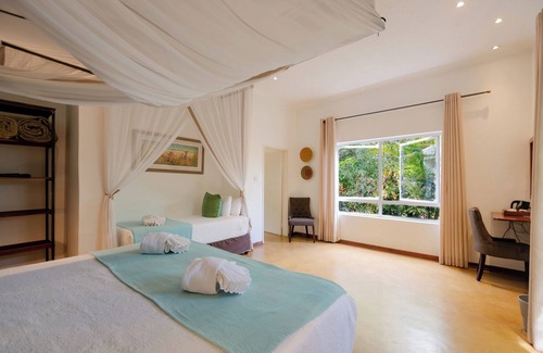 Victoria Falls Cabin | PheZulu Guest Lodge