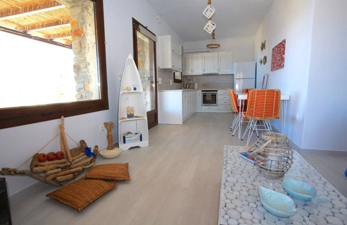 Pisses Apartment | Pi Beachfront Lux Designer Apt, tranquil, seaviewing, on beach, 2 bdrm, support