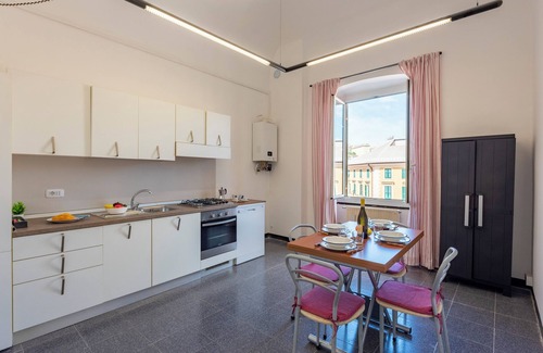 San Vincenzo Apartment | Piazza Colombo House Historic Center
