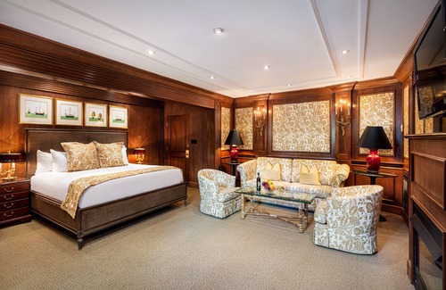 Golden Rectangle Hotel | Pine Inn