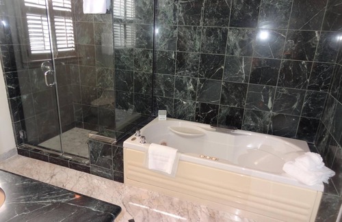Golden Rectangle Hotel | Pine Inn
