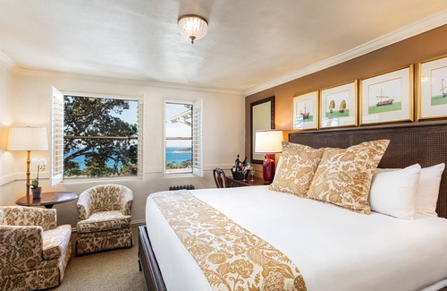 Golden Rectangle Hotel | Pine Inn