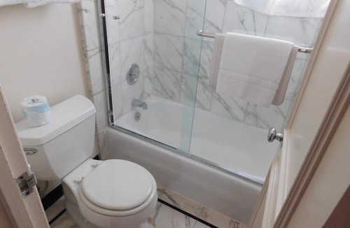 Golden Rectangle Hotel | Pine Inn