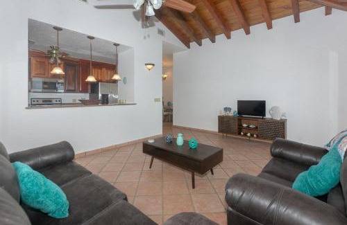 French Harbour Apartment | Pineapple Villa 142 condo