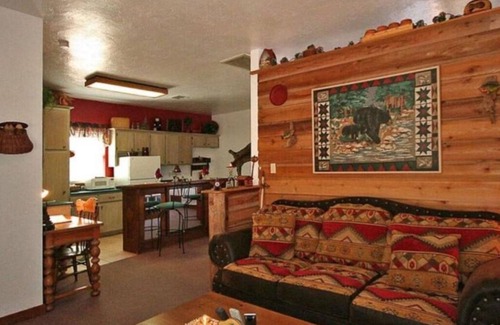 Norman Apartment | Pinecone at Whispering Pines Inn