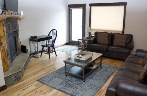 Warrior's Mark House | Pinecreek #E - 3 BR - Pool and Hot Tub Access - Close to Town - Shuttle to Slopes