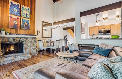 Lake Forest Cabin | Pinegrove by Avantstay Beautiful Villas Condo Just Outside Tahoe City!