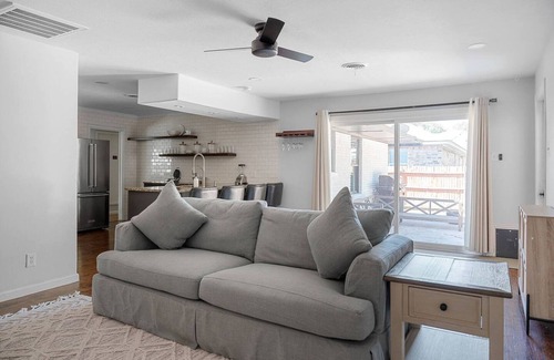 Oak Cliff House | Play Stay Dallas Home w Gym Gameroom Wifi