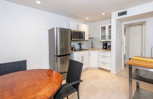 Sarasota Condo | Playalido Unit #5 127 Cleveland Dr.