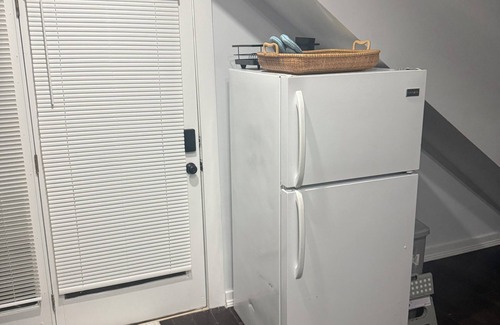 West New Haven Apartment | Pleasant apartment with AC in charming New Haven