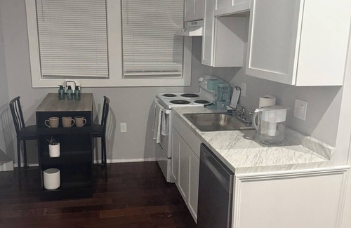 West New Haven Apartment | Pleasant apartment with AC in charming New Haven