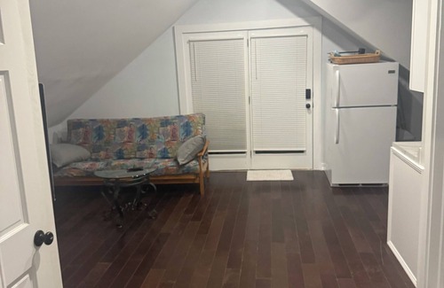 West New Haven Apartment | Pleasant apartment with AC in charming New Haven