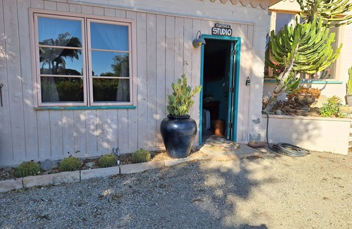 Toro Canyon Apartment | Pleasant studio with WiFi in the charming Foothills of Carpinteria.n