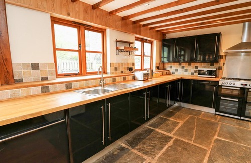 Bleddfa Cottage | PLOONY BARN, pet friendly, with hot tub in Knighton
