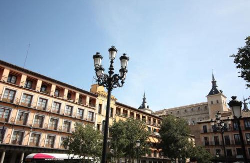 Toledo City Center Apartment | pluma y espada