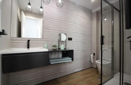 Toledo City Center Apartment | pluma y espada