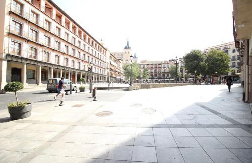 Toledo City Center Apartment | pluma y espada