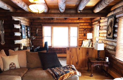 Tafton Cabin | Pocono Log Cabin Retreat @tnzlogcabin