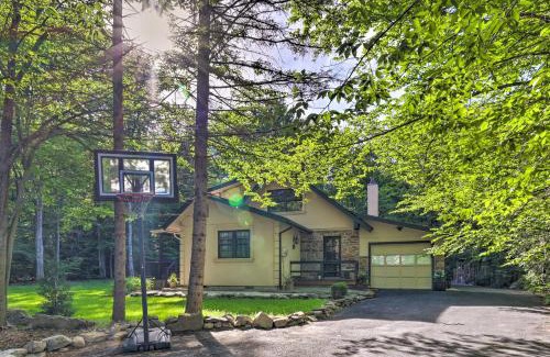 Tobyhanna House | Poconos Cottage with Sauna about 10 Mi to Camelback!