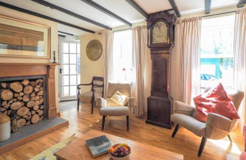 Llangranog House | Pontfair - Charming Cottage 10 mins walk from beach