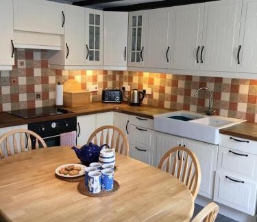 Llangranog House | Pontfair - Charming Cottage 10 mins walk from beach