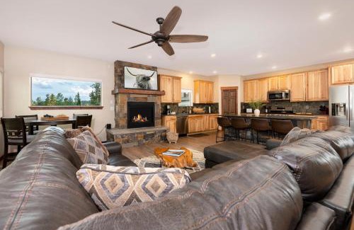 Grand Lake House | Pool Table, Expansive Mountain Views, New Construction, Close to Town