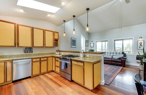 Adelma Beach House | Port Townsend Home: Spacious Yard & Mountain Views