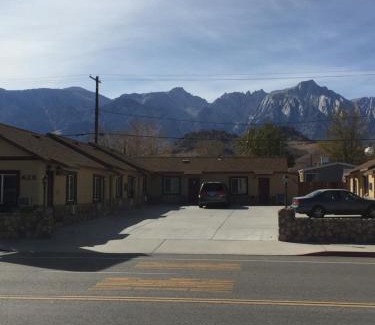 Lone Pine Hotel | Portal Motel