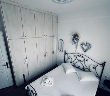 Vathy Apartment | Portolos Apartments - Sarakiniko