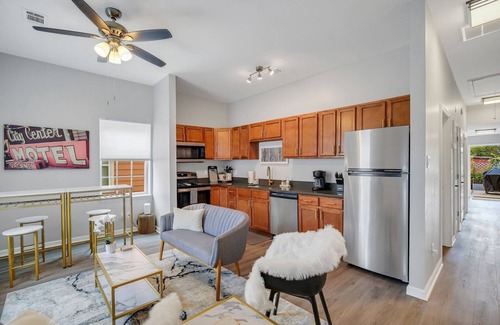Metropolitan House | Posh Oasis w/Amazing Patio, Walk Everywhere by Lucky Savannah